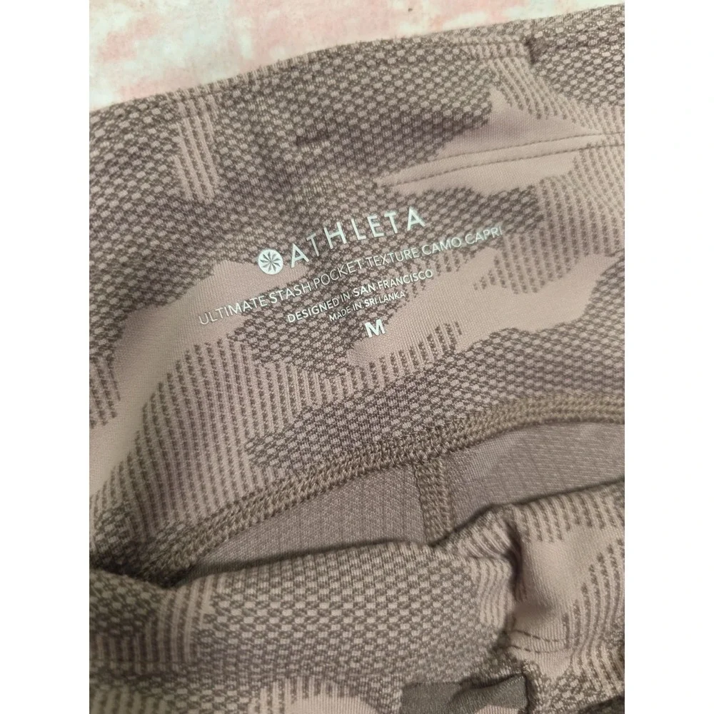 Athleta Ultimate Stash Pocket Textured Camo Capri Leggings Pink High Rise Size M